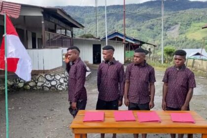 Empat mantan anggota kelompok separatis bersenjata Organisasi Papua Merdeka (OPM) dari Kodap III Sinak secara resmi menyatakan ikrar kesetiaan kepada Negara Kesatuan Republik Indonesia (NKRI). Foto: Puspen TNI