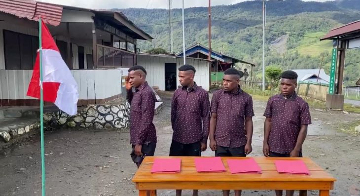 Empat mantan anggota kelompok separatis bersenjata Organisasi Papua Merdeka (OPM) dari Kodap III Sinak secara resmi menyatakan ikrar kesetiaan kepada Negara Kesatuan Republik Indonesia (NKRI). Foto: Puspen TNI
