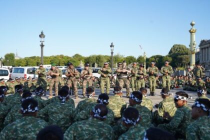 Pasukan TNI bersama tentara Prancis melakukan tari Pacu Jalur di Paris, Prancis. Foto: kemhan