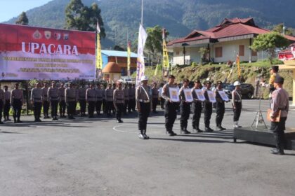 Kapolres Puncak Jaya AKBP Achmad Fauzan memecat lima orang anggotanya karena beragam pelanggaran. Foto: Polri