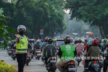 Polisi lalu lintas saat bertugas. Hari ini, Korlantas Polri mulai melaksanakan Operasi Patuh 2025.