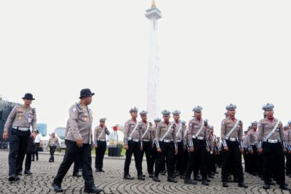 Petugas Polantas siap melakukan pengaturan lalu lintas pada puncak perayaan Hari Bhayangkara 1 Juli 2025 di Monas.