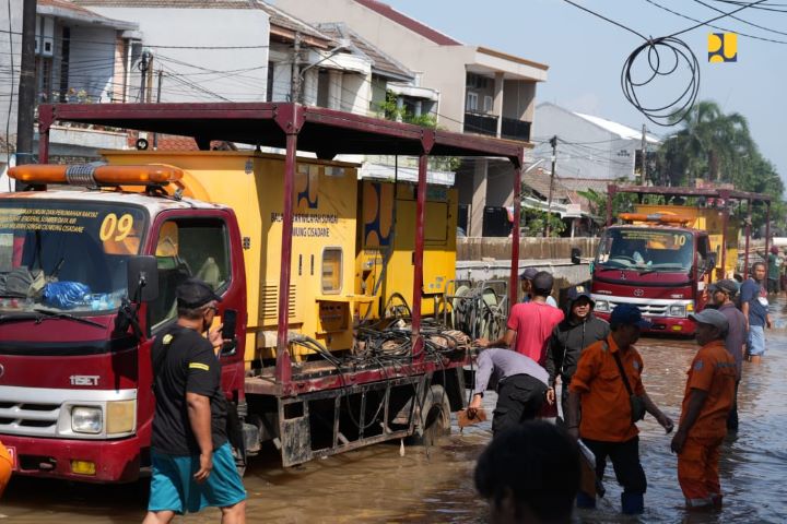 Menteri PU Respon Cepat Banjir Jabodetabek, Kerahkan Pompa Mobile di 14 Titik 2 pompa air 1