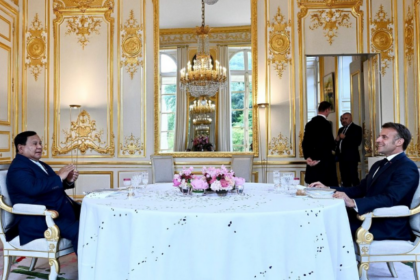 Presiden Prabowo Subianto menghadiri jamuan santap malam privat yang digelar oleh Presiden Prancis, Emmanuel Macron, pada Senin malam (14/07/2025), di stana Élysée Paris. Foto: Setneg