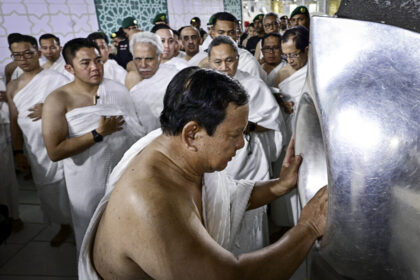 Presiden Prabowo Subianto melaksanakan ibadah Umrah di Kota Suci Makkah pada Rabu dini hari (3/7/2025). Foto: BPMI Setpres