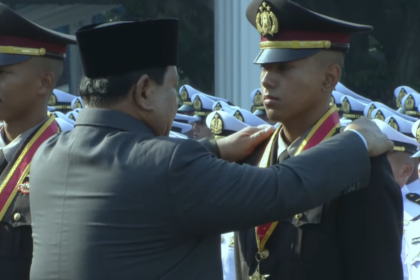 Presiden Prabowo Subianto melantik perwira muda TNI-Polri, di Istana Kepresidenan Jakarta, Rabu (23/3/2025). Foto: humas polri
