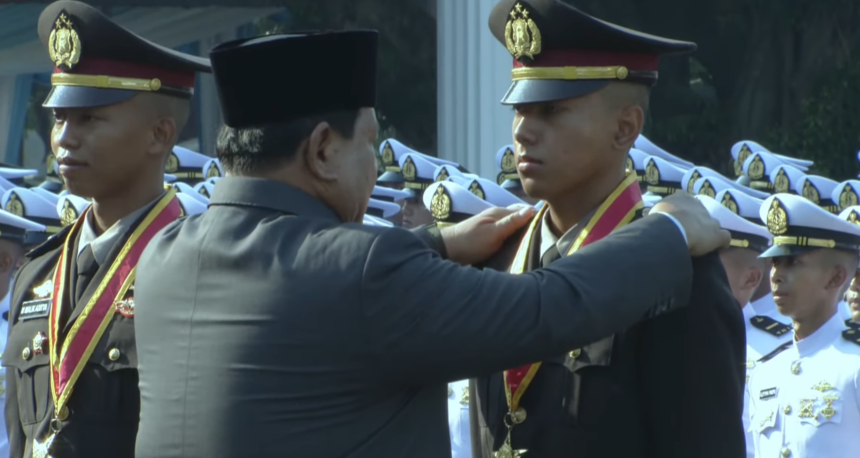 Presiden Prabowo Subianto melantik perwira muda TNI-Polri, di Istana Kepresidenan Jakarta, Rabu (23/3/2025). Foto: humas polri