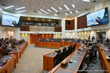 Sri Mulyani Indrawati, menyampaikan Laporan Semester I dan Prognosis Semester II APBN 2025 dalam Rapat Kerja bersama Badan Anggaran DPR. Foto: Kemenkeu