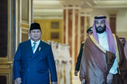 Presiden Prabowo Subianto disambut Perdana Menteri Kerajaan Arab Saudi, Pangeran Mohammed bin Salman Al Saud di Istana Al-Salam, Jeddah. Foto: Instagram @presidenrepublikindonesia