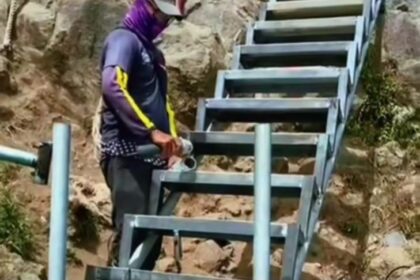 Sejumlah orang sedang melakukan pekerjaan pemasangan tangga di jalur sulit pendakian Gunung Rinjani. Foto: Tangkap layar IG @exploregunung