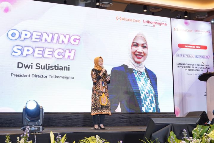 Direktur Utama Telkomsigma Dwi Sulistiani saat memberikan sambutan pada acara Women in Tech "Leading Through Innovation: Drive Digital Transformation in Tech Business", pada beberapa waktu yang lalu. Foto: Telkom Indonesia