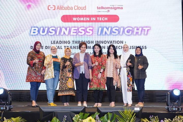 Direktur Utama Telkomsigma Dwi Sulistiani dan para Women Leaders saat acara Women in Tech "Leading Through Innovation: Drive Digital Transformation in Tech Business", pada beberapa waktu yang lalu. Foto: Telkom Indonesia