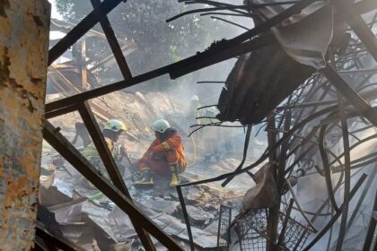Sejumlah petugas Sudin Gulkarmat Jakarta Selatan tak lelah masih terus berupaya melakukan pendinginan pascakebakaran Pasar Taman Puring, Kebayoran Baru, Jakarta Selatan, Selasa (29/7/2025) sore. Foto: Joesvicar Iqbal/ipol.id