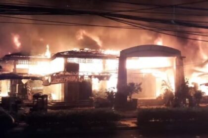 Penampakan Pasar Taman Puring, Kebayoran Baru, Jakarta Selatan, Senin (28/7/2025) sore, terbakar hebat. Foto: Ist