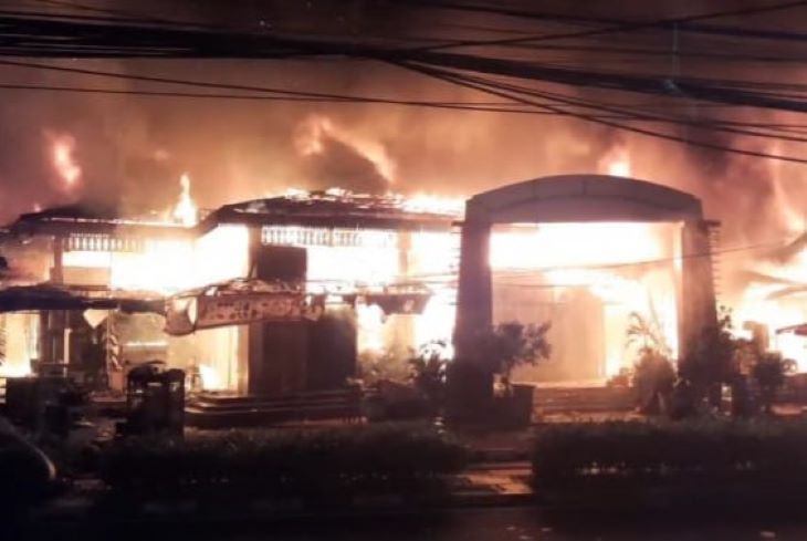 Penampakan Pasar Taman Puring, Kebayoran Baru, Jakarta Selatan, Senin (28/7/2025) sore, terbakar hebat. Foto: Ist