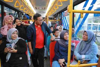 Gubenur DKI Jakarta, Pramono Anung saat menaiki bus Transjakarta.(Foto istimewa)