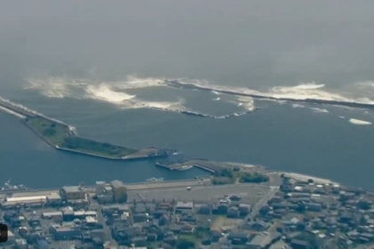 Gelombang tsunami yang sampai di salah satu kepulauan di Jepang. Foto: Tangkapan Layar X.com @Nerdy_Addict