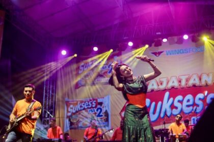 Wika Salim, Brand Ambassador Mie Sukses's saat tampil di Hajatan Sukses's Leuwiliang 2025. Foto: WINGS Food