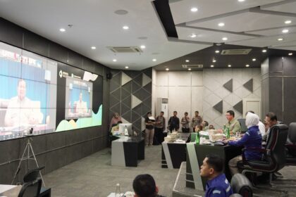 Sambungan video bersama terkait penanggulangan darurat bencana karhutla lintas kementerian/lembaga dengan Presiden Prabowo Subianto di Kantor Gubernur Kalimantan Barat, Pontianak, Kalimantan Barat, Sabtu (2/8/2025). Foto: Ist