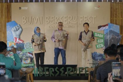 (kiri ke kanan) Ketua Tim Kerja Peningkatan Kapasitas Lingkungan Dinas Lingkungan Hidup Kota Surakarta, Prasetyaningsih Soewarno, S.P., M.Si., Deputi Pengendalian Perubahan Iklim dan Tata Kelola Nilai Ekonomi Karbon Kementerian Lingkungan Hidup (PPI TK NEK) Ir. Ary Sudijanto, M.S.E., dan Senior General Manager Social Responsibility Telkom Hery Susanto saat acara Grand Launching Bumi Berseru Fest (BBF) 2025 di Solo, pada Sabtu (23/8/2025). Foto: Telkom Indonesia