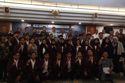 Direktur Daito Trust Construction Co. Ltd, Mr Takahashi Yoshitaka, pejabat eksekutif Daito Trust Construction Co. Ltd, Mr Takahashi Nobuyoshi, CEO PT Satria Jaya Internasional, Mr Shogo Sakuramoto, bersama Staf Khusus Menteri Pendidikan Tinggi, Sains, dan Teknologi (Mendiktisaintek), Oki Earlivan Sampurno, perwakilan Kementerian Pertahanan RI, Marsma TNI Andaruna Setiawan, Rektor Universitas Singaperbangsa Karawang (Unsika), Prof Ade Maman Suherman, dan Wakil Dekan Fakultas Teknik Unsika, Laila Zohrah serta 25 peserta mahasiswa, dalam kegiatan Opening Ceremony of The Daito Class Program di Grand Sahid Jaya Hotel Jakarta, Senin (4/8/2025). Foto: Joesvicar Iqbal/ipol.id