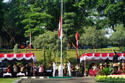 Artha Graha Peduli (AGP) bersama Artha Graha Network (AGN) mengadakan upacara HUT ke-80 RI