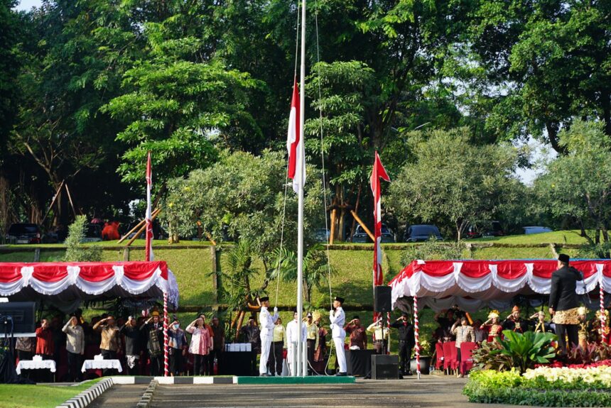 Artha Graha Peduli (AGP) bersama Artha Graha Network (AGN) mengadakan upacara HUT ke-80 RI