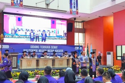 Sidang Terbuka Senat dalam rangka Pengenalan Kehidupan Kampus Mahasiswa Baru (PKKMB) di Polimedia Jakarta. Foto: Timur/ipol.id