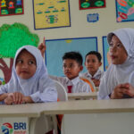 BRI Peduli memberikan bantuan beasiswa bagi pelajar di 10 Sekolah Dasar (SD) di berbagai daerah di Indonesia yang menjadi bagian dari program BRI Peduli “Ini Sekolahku”. Foto: Dok BRI