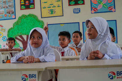 BRI Peduli memberikan bantuan beasiswa bagi pelajar di 10 Sekolah Dasar (SD) di berbagai daerah di Indonesia yang menjadi bagian dari program BRI Peduli “Ini Sekolahku”. Foto: Dok BRI