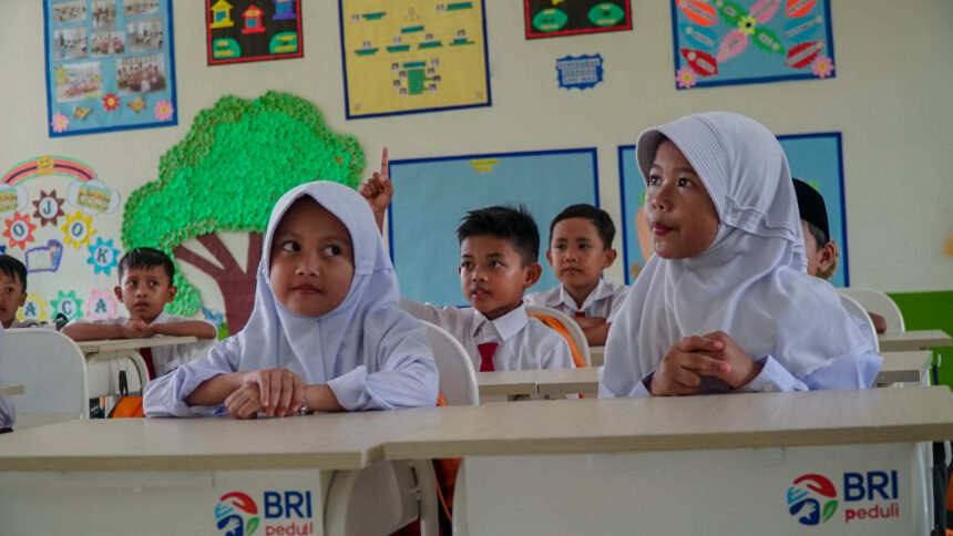 BRI Peduli memberikan bantuan beasiswa bagi pelajar di 10 Sekolah Dasar (SD) di berbagai daerah di Indonesia yang menjadi bagian dari program BRI Peduli “Ini Sekolahku”. Foto: Dok BRI