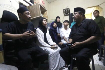 Wakil Gubernur DKI Jakarta, Rano Karno menyambangi rumah duka almarhum Affan Kurniawan, Sabtu (30/8/2025). Foto: Ist