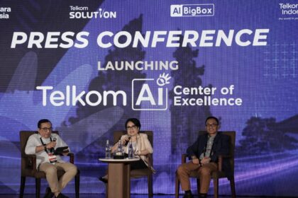 (kiri ke kanan) VP Corporate Communication Telkom Andri Herawan Sasoko, Direktur Enterprise & Business Service Telkom Veranita Yosephine, dan Direktur IT Digital Telkom Faizal Rochmad Djoemadi saat acara peluncuran Telkom AI Center of Excellence. Foto: Telkom Indonesia