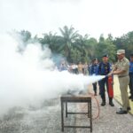 Wali Kota Jakarta Timur, Munjirin, didampingi Camat Matraman, Bambang Pangestu dan jajaran saat melakukan deklarasi Mendukung Gerakan Masyarakat Punya Alat Pemadam Api Ringan (GEMPAR) di halaman Kantor Pemkot Jakarta Timur, Senin (11/8/2025). Foto: Ist
