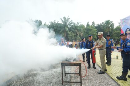 Wali Kota Jakarta Timur, Munjirin, didampingi Camat Matraman, Bambang Pangestu dan jajaran saat melakukan deklarasi Mendukung Gerakan Masyarakat Punya Alat Pemadam Api Ringan (GEMPAR) di halaman Kantor Pemkot Jakarta Timur, Senin (11/8/2025). Foto: Ist