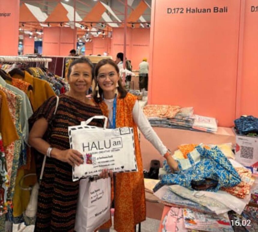Defria Kirana, pengusaha muda Asal Bali pasarkan fashion dengan sentuhan digital lewat pameran BRI. Foto: Dok BRI