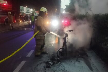 Petugas Damkar memadamkan api yang berkobar melumat motor di Jalan Ahmad Yani, Kelurahan Kayu Putih, Kecamatan Pulogadung, Jakarta Timur, Kamis (28/8/2025) sore. Foto: Ist