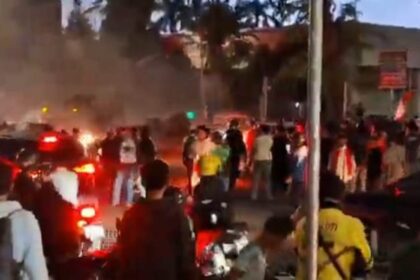 Massa melakukan pembakaran kabel dan menyalakan petasan di tengah Jalan Otista Raya, Jatinegara, Jakarta Timur, Jumat (29/8/2025) malam. Foto: Ist