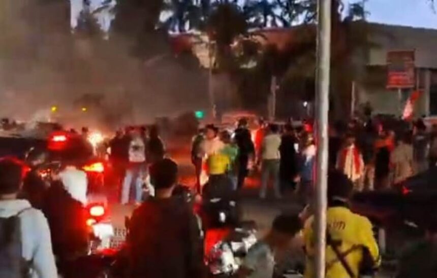 Massa melakukan pembakaran kabel dan menyalakan petasan di tengah Jalan Otista Raya, Jatinegara, Jakarta Timur, Jumat (29/8/2025) malam. Foto: Ist