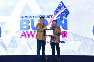 VP Corporate Secretary Finnet Ido Laksono (kanan) saat menerima penghargaan “Excellence in Digital Banking Turnaround” dalam ajang InvestorTrust BUMN Awards 2025 di Jakarta pada, Kamis (31/7/2025). Foto: Telkom Indonesia