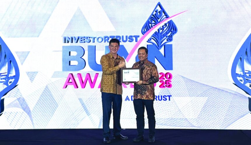 VP Corporate Secretary Finnet Ido Laksono (kanan) saat menerima penghargaan “Excellence in Digital Banking Turnaround” dalam ajang InvestorTrust BUMN Awards 2025 di Jakarta pada, Kamis (31/7/2025). Foto: Telkom Indonesia