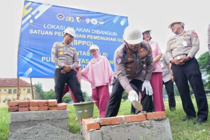 Kakorlantas Polri, Irjen Agus Suryonugroho didampingi Dirregident Korlantas Polri, Brigjen Wibowo, Dirgakkum, Brigjen Faizal, Kepala Pusdiklantas, Kombes Rahmat Hakim, Kabagrenmin, Kombes I Made Agus Prasatya, saat ground breaking pembangunan Satuan Pelayanan Pemenuhan Gizi (SPPG) di Pusat Pendidikan Lalu Lintas (Pusdiklantas) Polri di Serpong, Tangerang, Rabu (6/8/2025). Foto: Ist