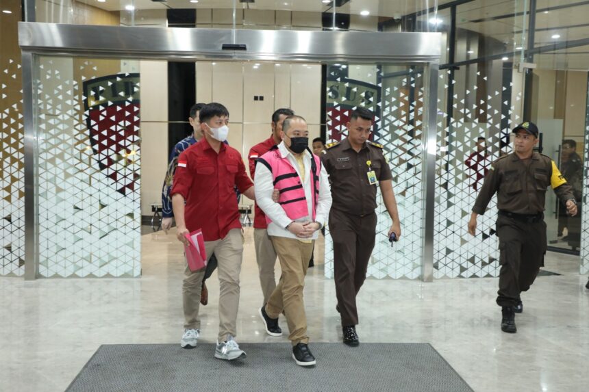 Presiden Direktur PT Sritex Tbk Iwan Kurniawan Lukminto (IKL) saat ditahan oleh penyidik pidana khusus Kejaksaan Agung, Rabu (13/8/2025) malam. Foto: Puspenkum Kejagung