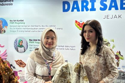 Selvi Ananda memborong beberapa kain batik motif merawit yang dijajakan oleh Tati pada saat pembukaan GBN 2025 di Pasaraya Blok M, Jakarta, Rabu (30/7/2025). Foto: PNM