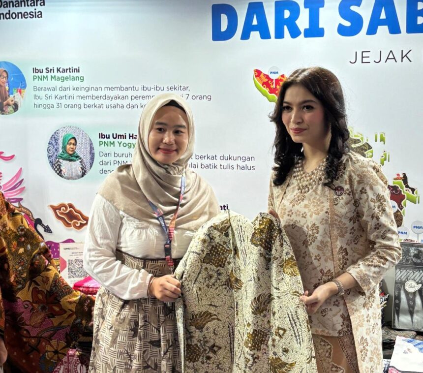 Selvi Ananda memborong beberapa kain batik motif merawit yang dijajakan oleh Tati pada saat pembukaan GBN 2025 di Pasaraya Blok M, Jakarta, Rabu (30/7/2025). Foto: PNM
