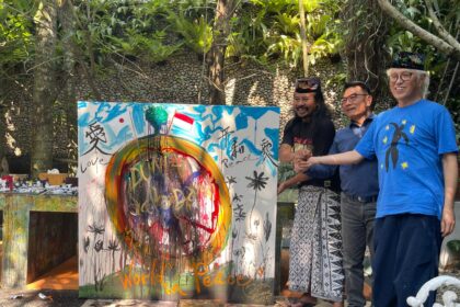 Jenderal TNI (Purn) Moeldoko (tengah) bersama maestro Nasirun (kaos hitam) dan Bunta Inoue (kaos biru) dalam sebuah karya kolaborasi berjudul "Dunia Dalam Damai" di Galeri Nasirun, Yogyakarta, Kamis (7/8/2025). Foto: Ist