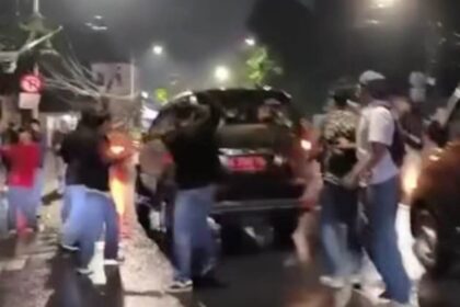 Aksi kekerasan dialami Lurah Manggarai Selatan bersama sopirnya, Senin (25/8/2025). Foto: Tangkapan layar Instagram @jakartabarat24jam