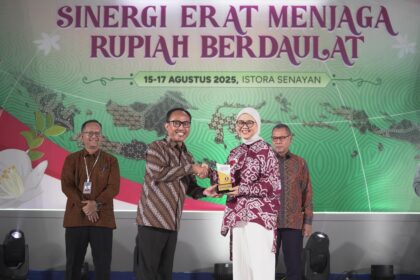 PT Pegadaian menerima penghargaan Sinergi Kemitraan Layanan Bank Indonesia atas perannya mendukung distribusi uang layak edar hingga ke pelosok. Foto: Pegadaian