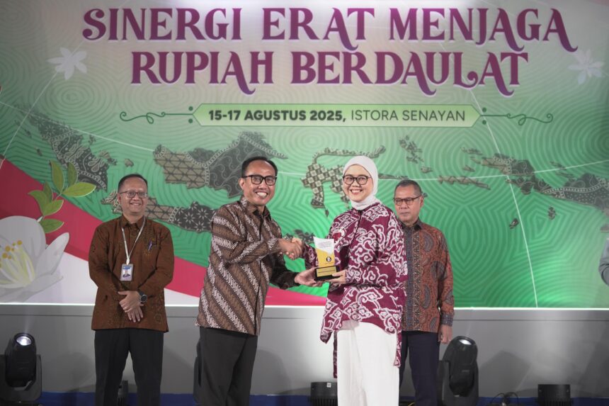 PT Pegadaian menerima penghargaan Sinergi Kemitraan Layanan Bank Indonesia atas perannya mendukung distribusi uang layak edar hingga ke pelosok. Foto: Pegadaian