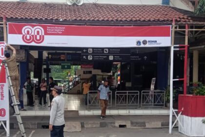 Pemasangan umbul-umbul, merah putih di Terminal Kampung Rambutan, Jakarta Timur, Jumat (8/8/2025). Foto: Ist